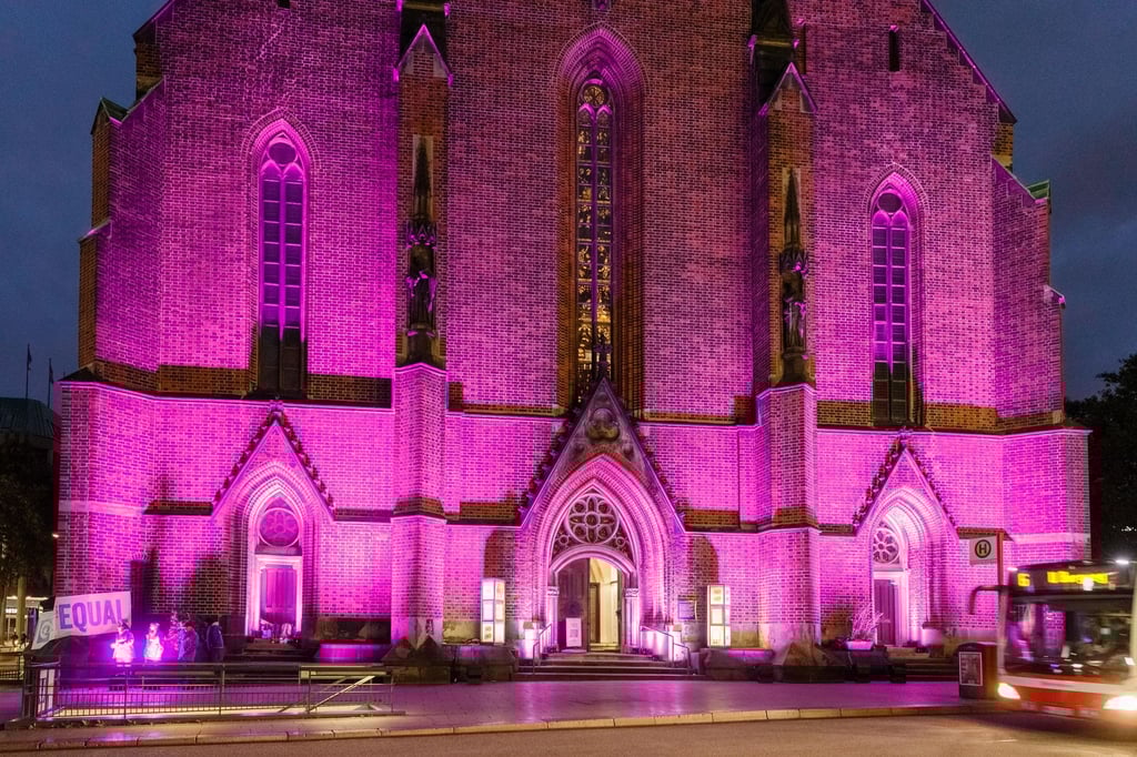 Der Haupteingang der Hauptkirche Sankt Petri wird während einer Beleuchtungsaktion.
