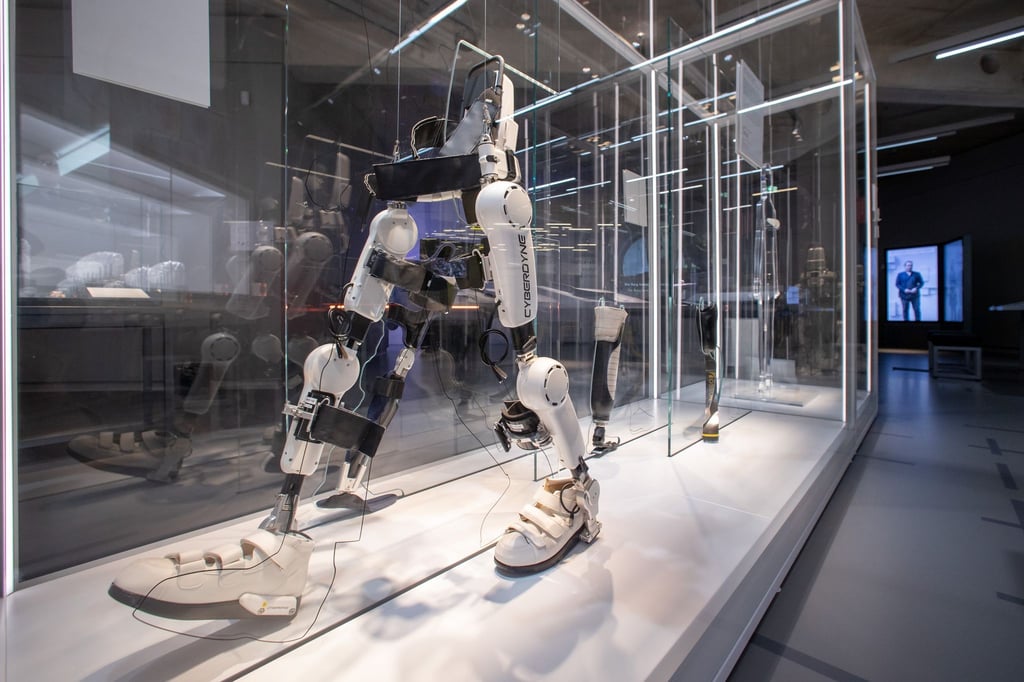 Das Exoskelett HAL-ML05 von Cyberdine steht in einer Vitrine in den Ausstellungsräumen.