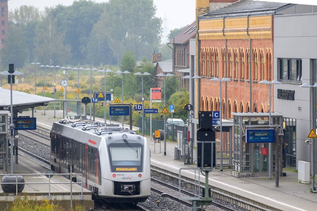 Ein Zug vom Bahnunternehmen "Abellio" steht im Bahnhof Halberstadt.