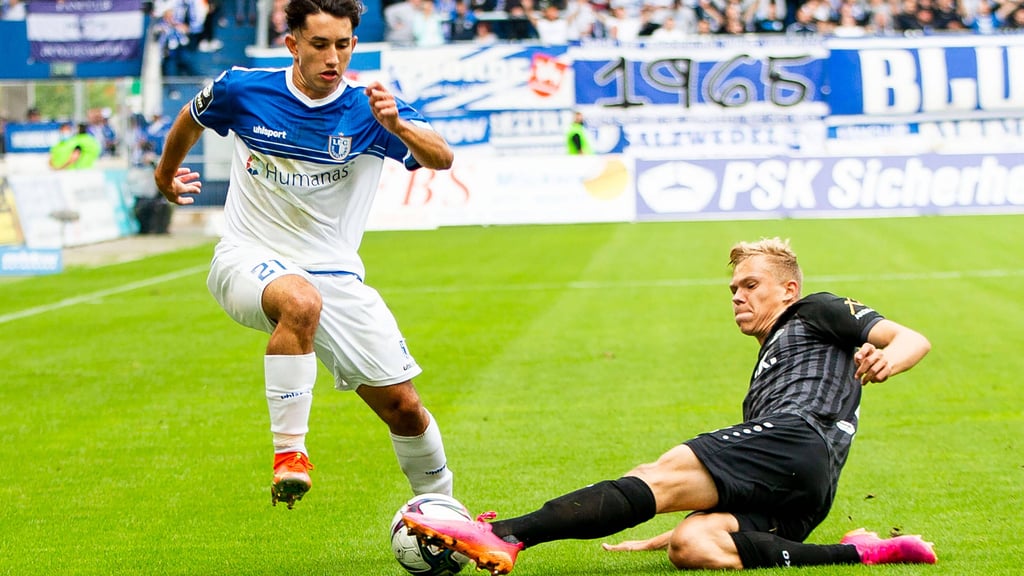 Magdeburgs Jason Ceka (l.) wird gegen Würzburg unsaft gestoppt.