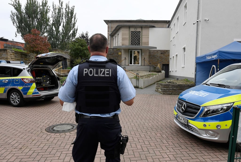 Polizisten bewachen die Synagoge in Hagen.