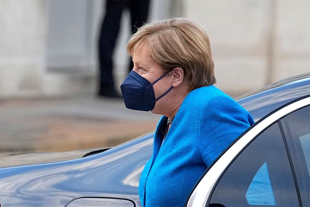 Bundeskanzlerin Angela Merkel (CDU) kommt zu einem Treffen.