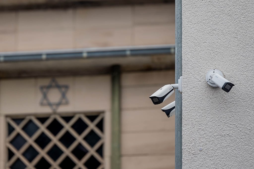 Überwachungskameras hängen an der Synagoge in Hagen.