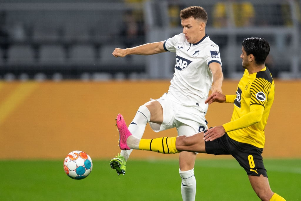Dortmunds Mahmoud Dahoud (r) und Hoffenheims Dennis Geiger kämpfen um den Ball.