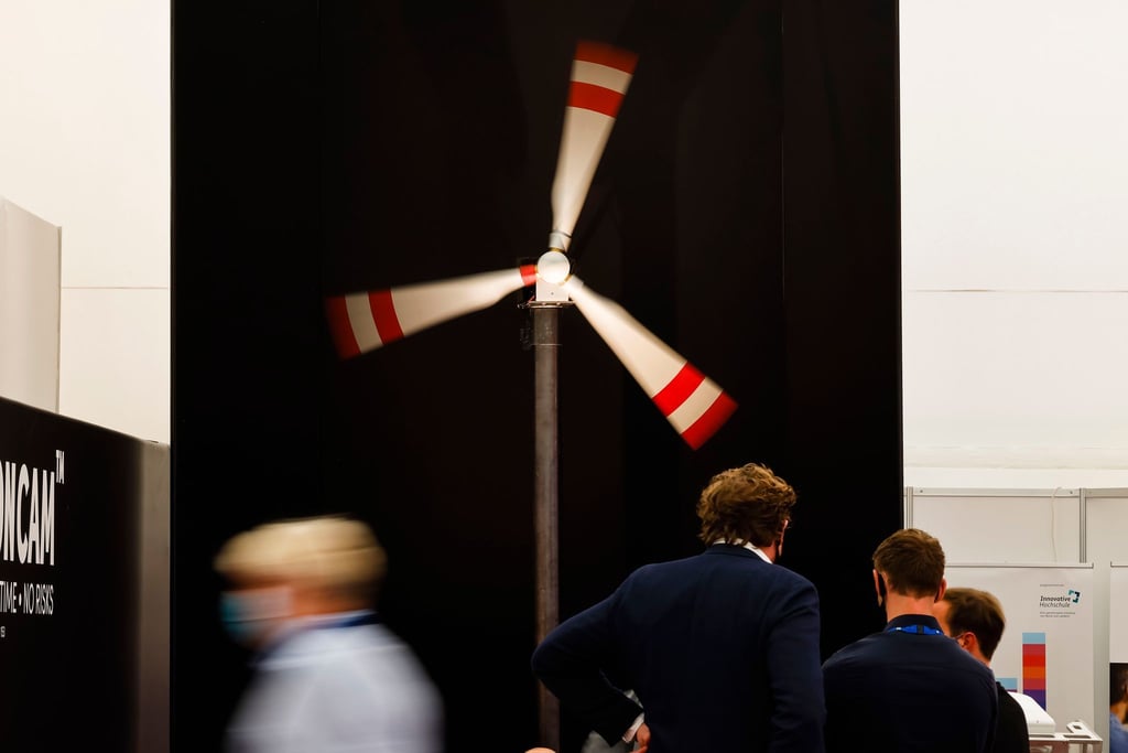 Ein Miniatur-Windrad dreht sich an einem Messestand.