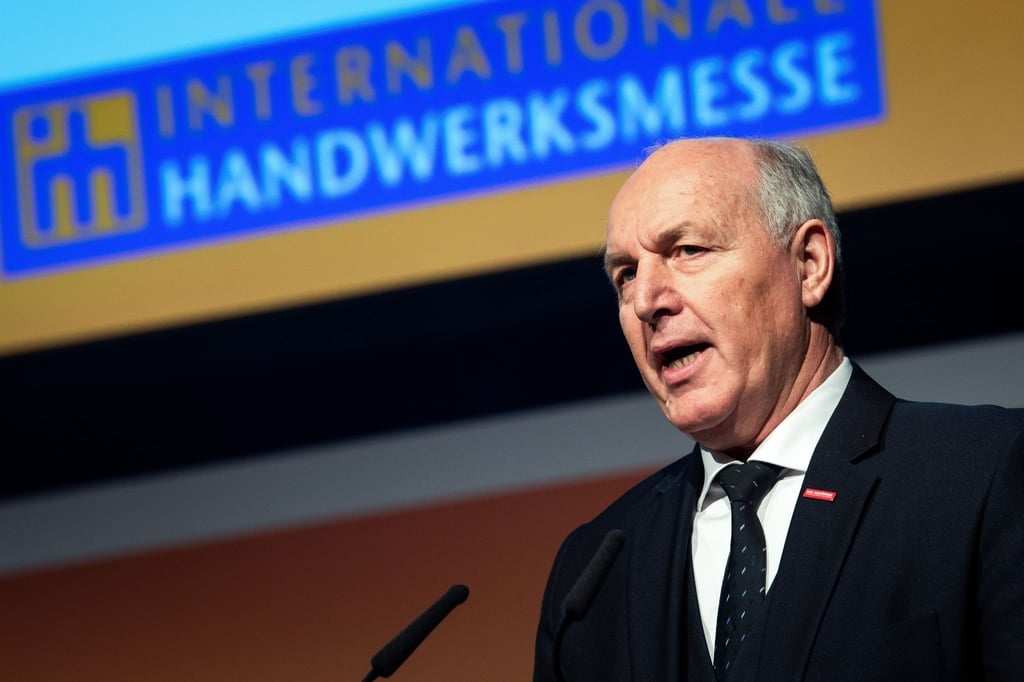 Handwerkstagspräsident Franz Xaver Peteranderl spricht bei der Handwerksmesse.