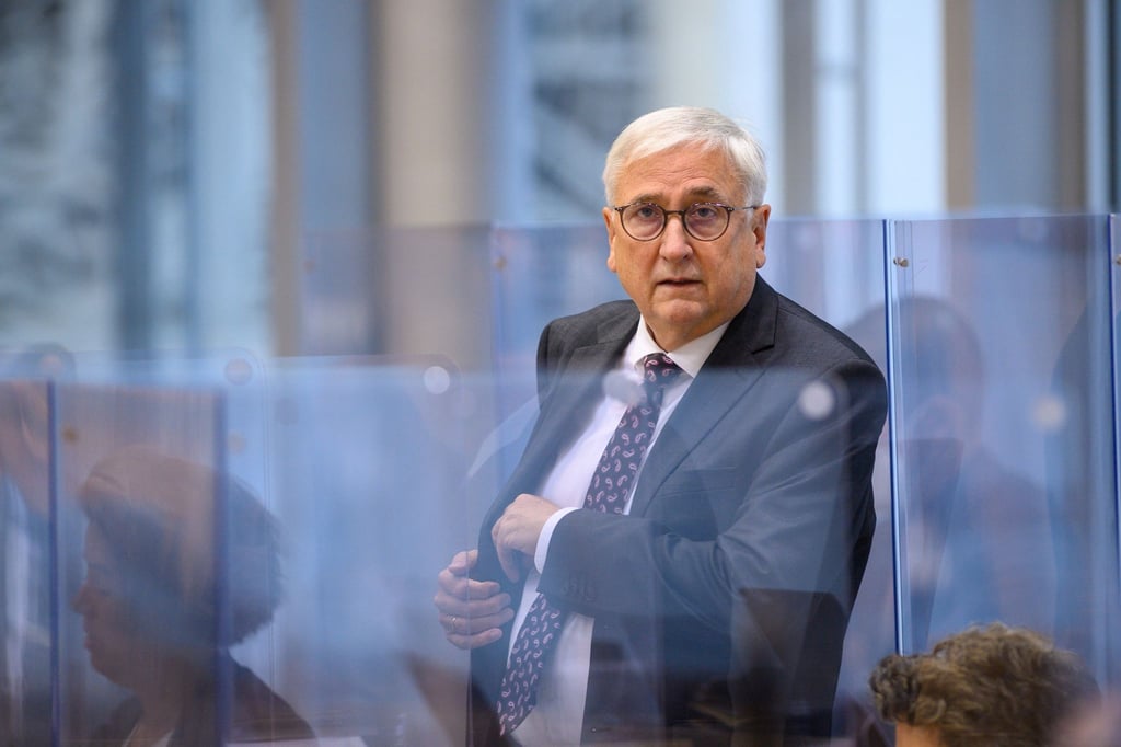 Michael Richter (CDU), Finanzminister von Sachsen-Anhalt, kommt in den Plenarsaal des Landtages.