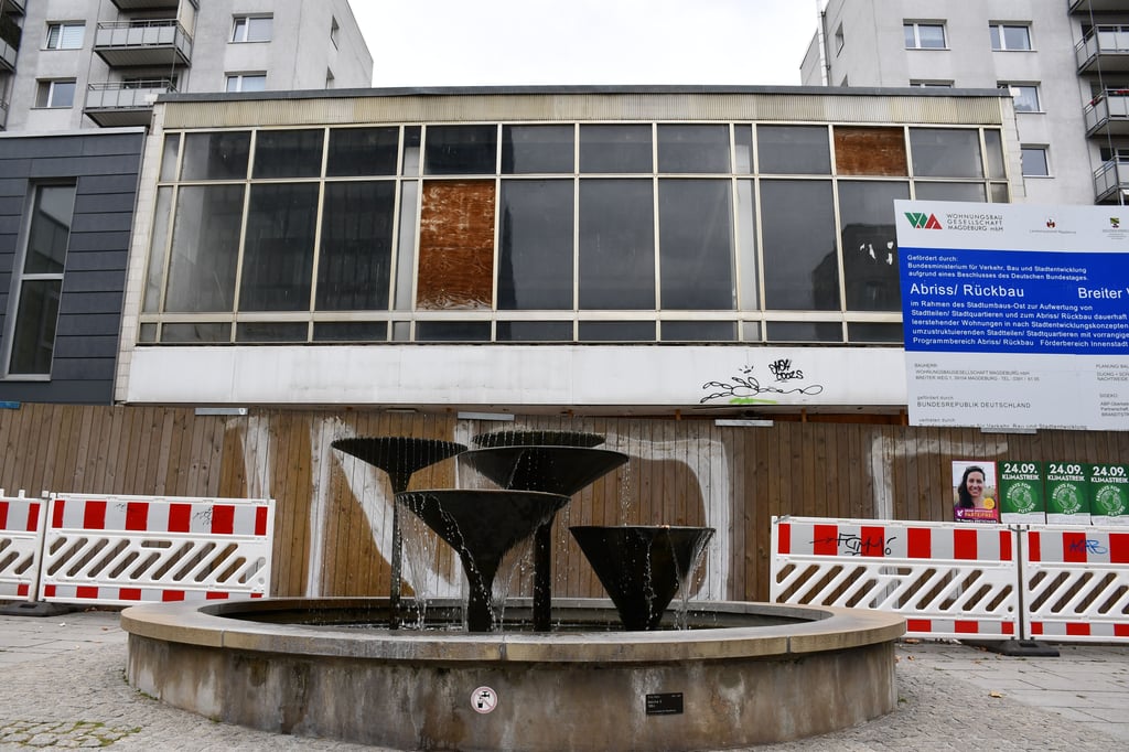 In der Magdeburger Innenstadt wird ein Gebäude abgerissen, um Platz für das geplante "Internationale Haus" zu schaffen.