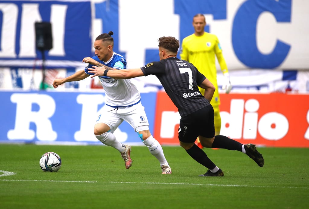 Baris Atik (l.) und der FCM fanden gegen die Würzburger um Mirnes Pepic kein Durchkommen.