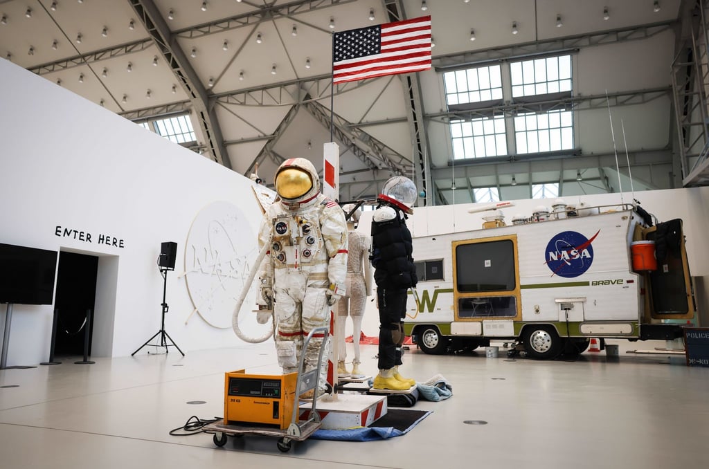 Ein Weltraumanzug und ein umgebautes Wohnmobil sind in "Tom Sachs Space Program" zu sehen.