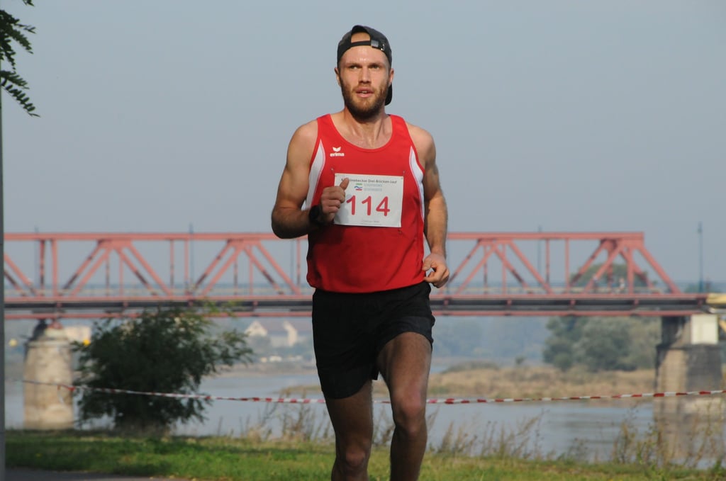 Der Schönebecker Drei-Brücken-Lauf führt unter anderem über die Ernst-Thälmann-Brücke in Schönebeck.