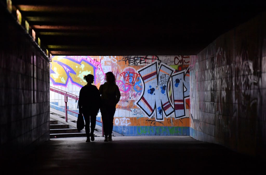 Graffitis füllen die Wände eines Fußgängertunnels.