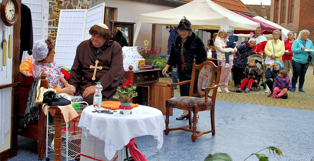 Dicht umlagert war die Bühne der Theatergruppe während des "Sommerfestes der Vereine" auf der Domäne in Groß Ammensleben.