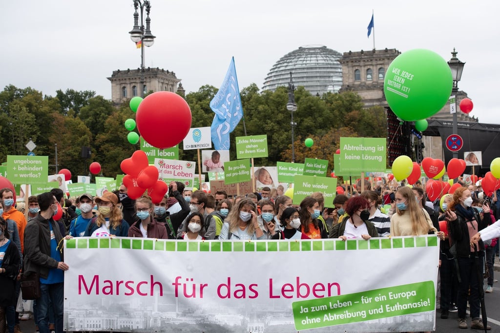 Teilnehmer und Teilnehmerinnen der Demonstration „Marsch für das Leben“ gehen unweit des Reichstags.