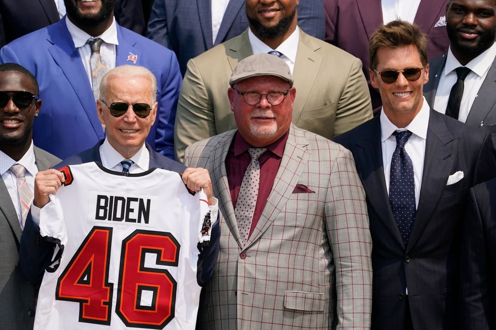 US-Präsident Joe Biden mit Buccaneers-Trainer Bruce Arians und Quarterback-Star Tom Brady (l-r).