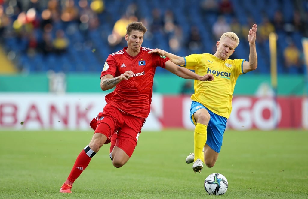 Hamburgs Maximilian Rohr (l) im Zweikampf mit Braunschweigs Bryan Henning.
