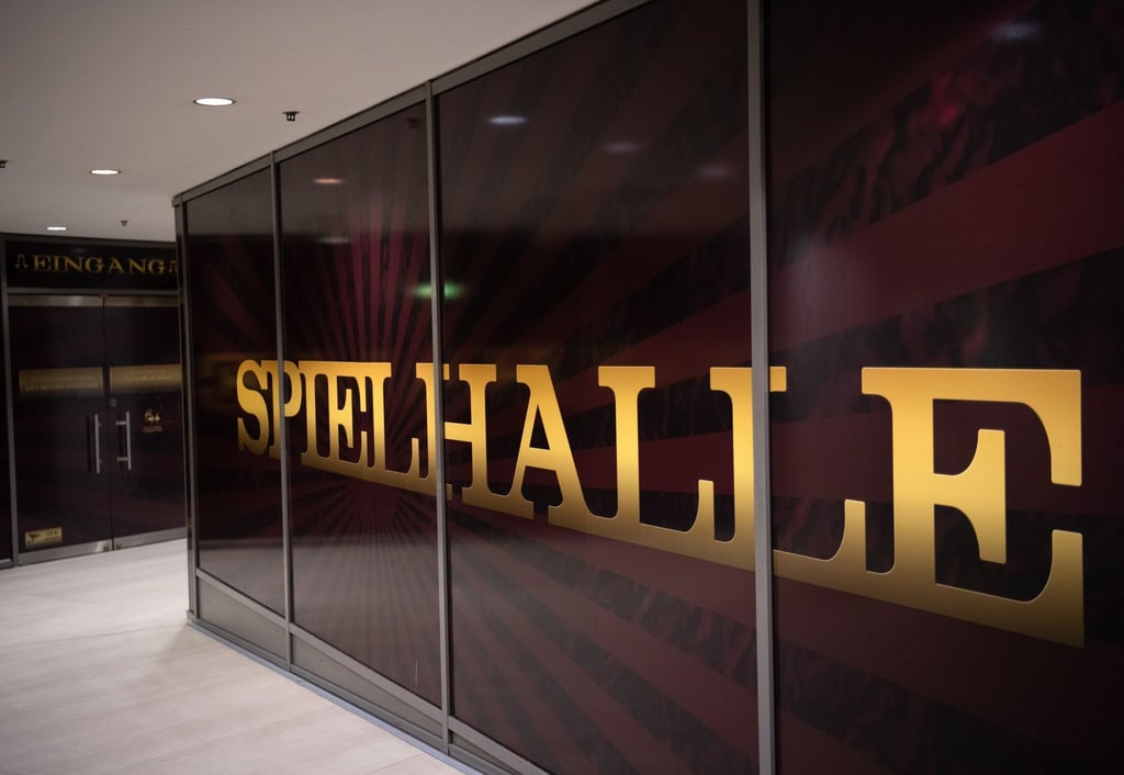 Der Schriftzug „Spielhalle“ ist zu sehen.