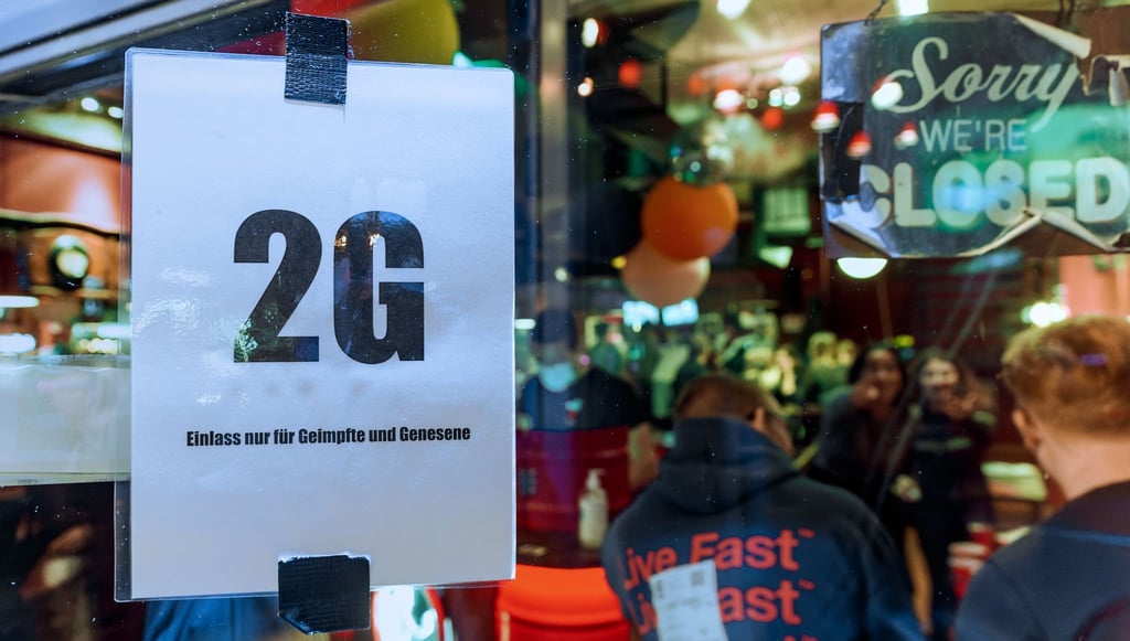 Im Fenster einer Kneipe hängt ein Zettel mit dem Text „2G, Einlass nur für Geimpfte und Genesene“.