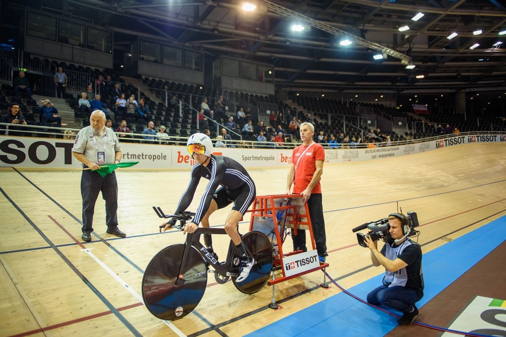 Paracyclist Michael Teuber beim Stundenweltrekordversuches auf der Radrennbahn im Berliner Velodrom.