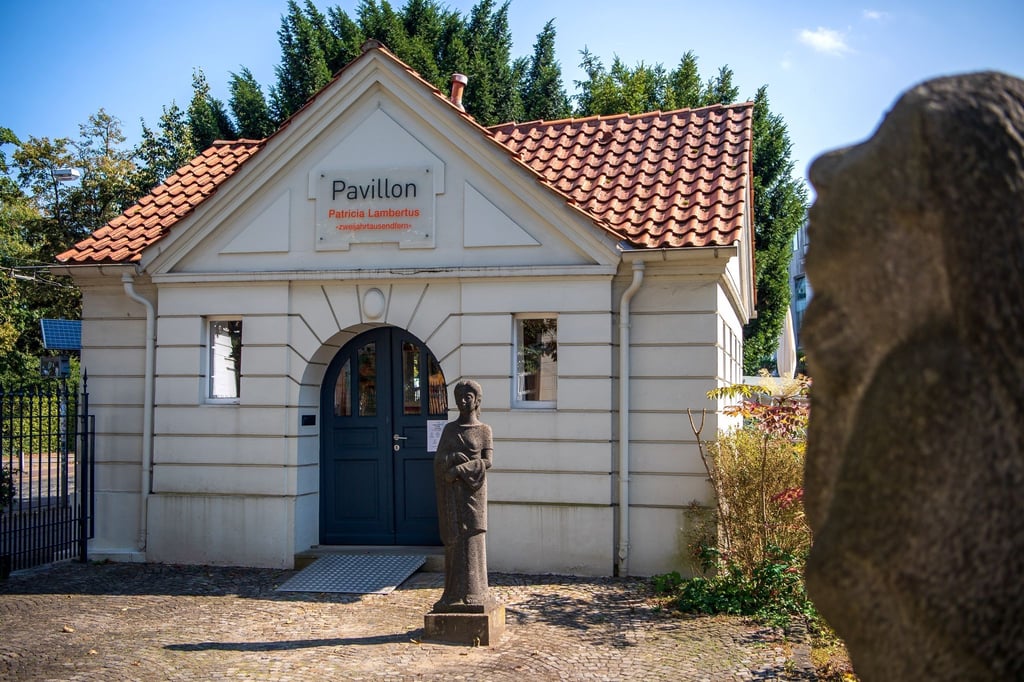 Werke vom Künstler Gerhard Marcks stehen vor dem Pavillon vom Gerhard-Marcks-Haus.