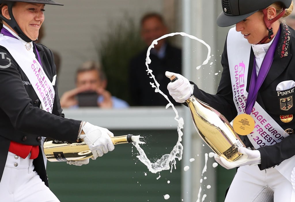 Cathrine Dufour (l) feiert Europameisterin Jessica von Bredow-Werndl.