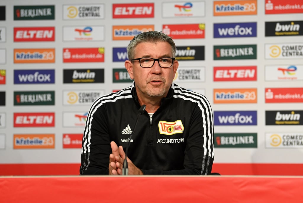 Unions Trainer Urs Fischer sitzt auf dem Podium.