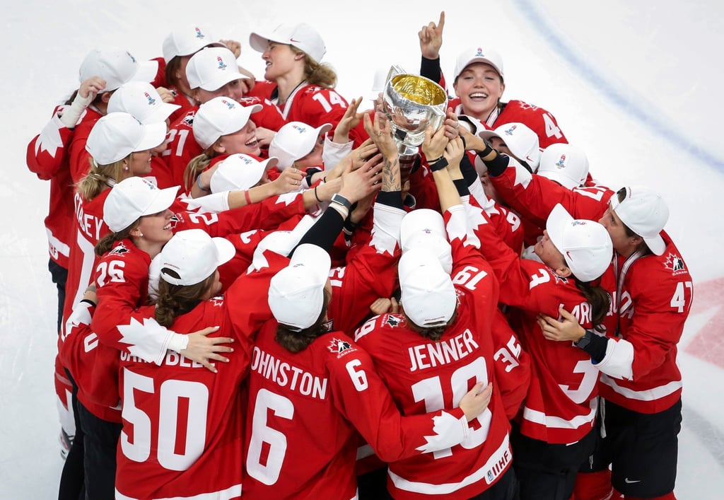 Kanadas Eishockey-Frauen feiern den WM-Sieg im heimischen Calgary.