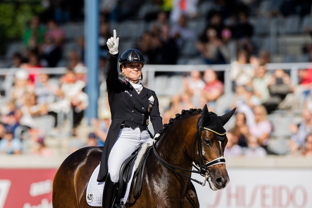 Isabell Werth freut sich auf ihrem Pferd „Quantaz“ über den Sieg.