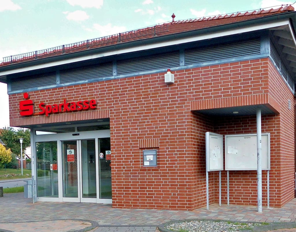 Die neue Geschäftsstelle der Sparkasse in der Poststraße 14 wurde im Januar 1999 eröffnet.