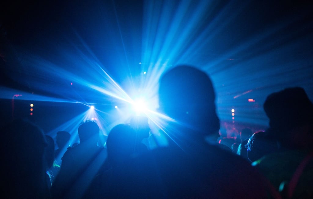 Menschen feiern in einem Club.