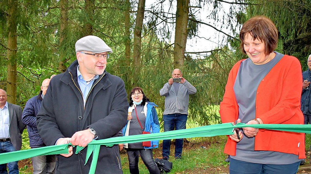 Ortsbürgermeister Kay Rogge und Gudrun Kopka zerschnitten zur Eröffnung das symbolische Band.