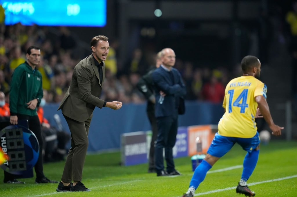 Salzburgs Trainer Matthias Jaissle (l) coacht seine Mannschaft von der Seitenlinie.