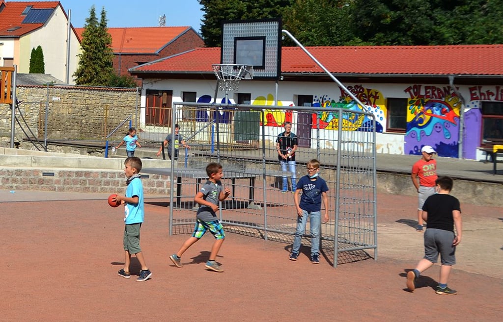 Auf dem neuen Sport- und Spielplatz von Hort und Grundschule Gröningen können die Schüler toll spielen.