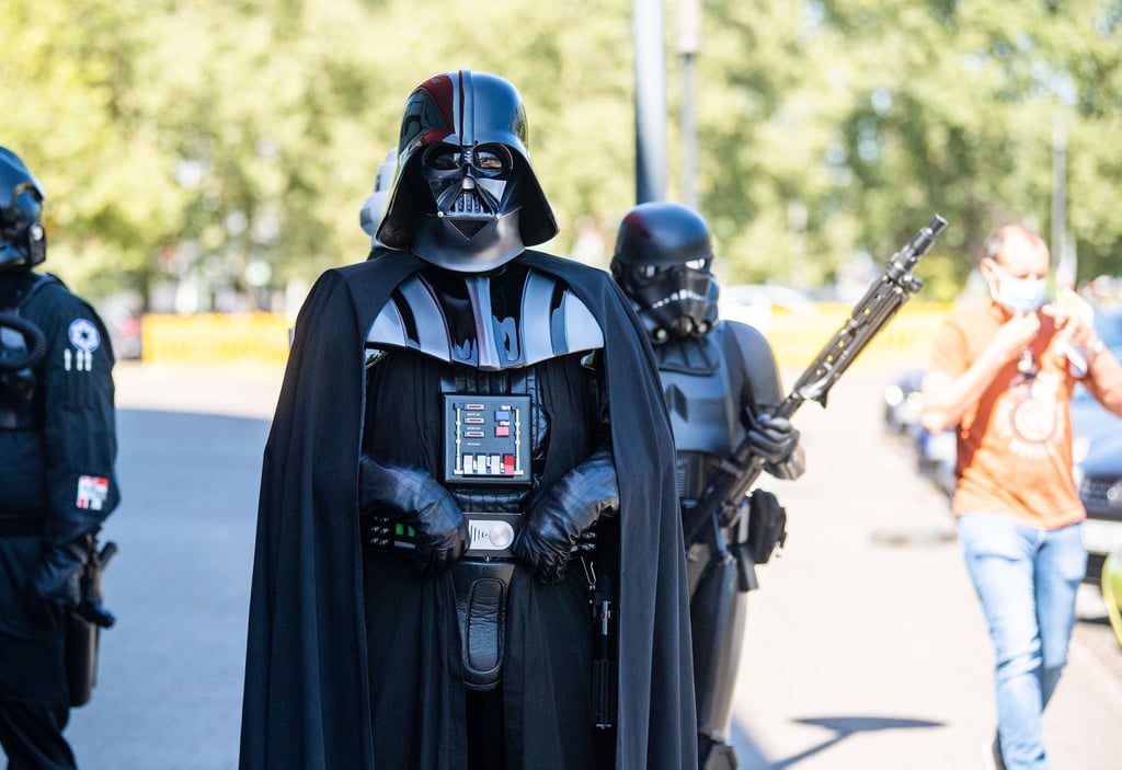 Darsteller in Kostümen aus der Filmreihe Star Wars stehen vor dem Duisburger Impf-Zentrum.