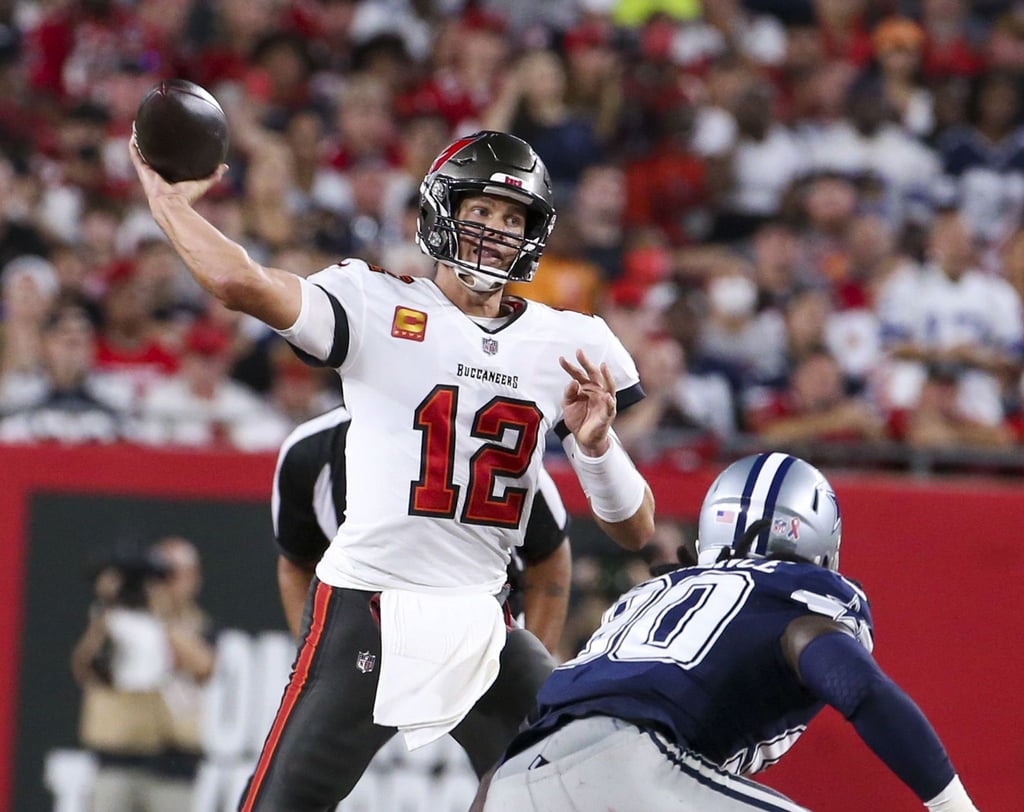 Die Bucs setzten sich mit einem Field Goal in letzter Sekunde gegen die Cowboys durch: Tom Brady (l) von Tampa Bay in Aktion.