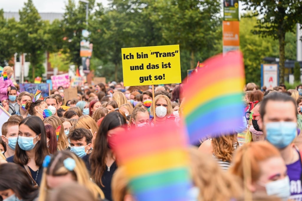 Zahlreiche Demonstranten und Demonstrantinnen ziehen während des CSD 2021 durch Oldenburg.