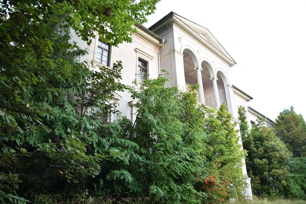 Bis zur Wende war das "Schloss Randau" in Magdeburg als Schullandheim genutzt wurden. Danach ging es in Privatbesitz über.