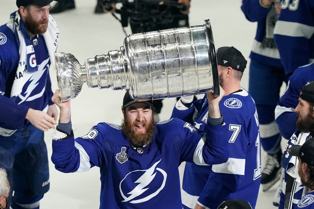 Lightning-Verteidiger David Savard jubelt mit dem Stanley Cup.