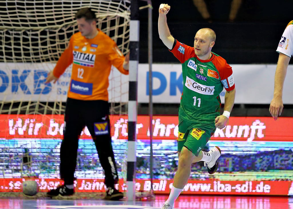 Der Ball liegt im Tor, die Faust zum Jubeln in die Höhe gestreckt. Magdeburgs Daniel Pettersson (rechts) erzielte gegen Anadin Suljakovic und die HSG Wetzlar vier Treffer.
