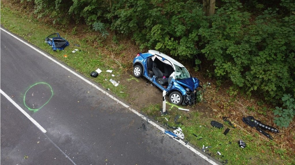 Ein Bild der Zerstörung offenbarte sich Ersthelfern und Einsatzkräften auf der Bundesstraße 248 in einem Waldstück zwischen dem Warthe-Kreisverkehr und Kuhfelde im Altmarkkreis Salzwedel.