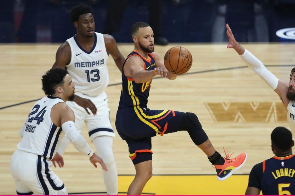 Stephen Curry (M.) unterschrieb erneut einen hoch dotierten Vertrag.