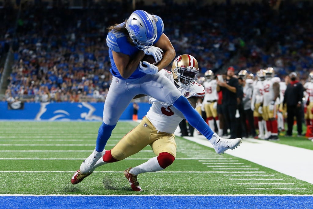 T.J. Hockenson (vorne) von den Detroit Lions und Jaquiski Tartt von den 49ers in Aktion.