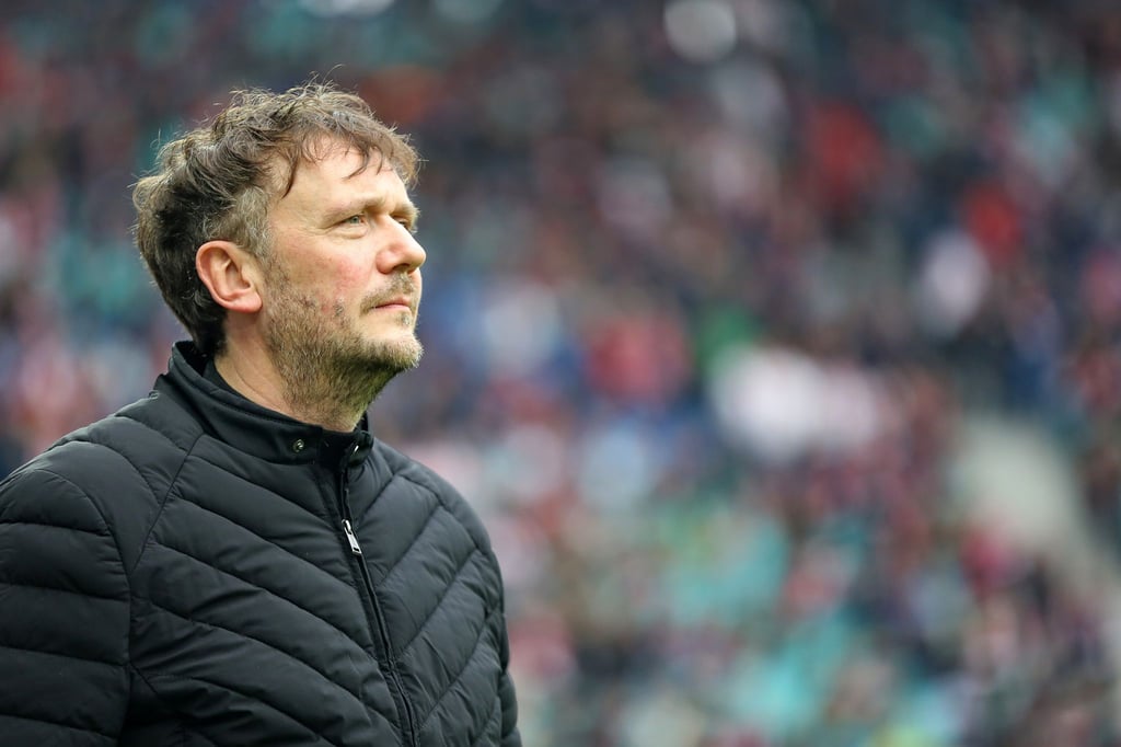 Frank Aehlig steht am Spielfeldrand.