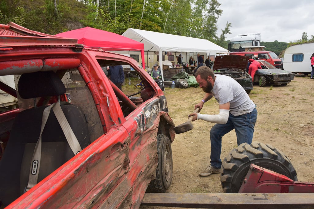 Rrustikal reparieret Dennis Heide aus Sandersleben seine Tante Ju 2. Er fährt seit 16 Jahren Stockcarrennen.