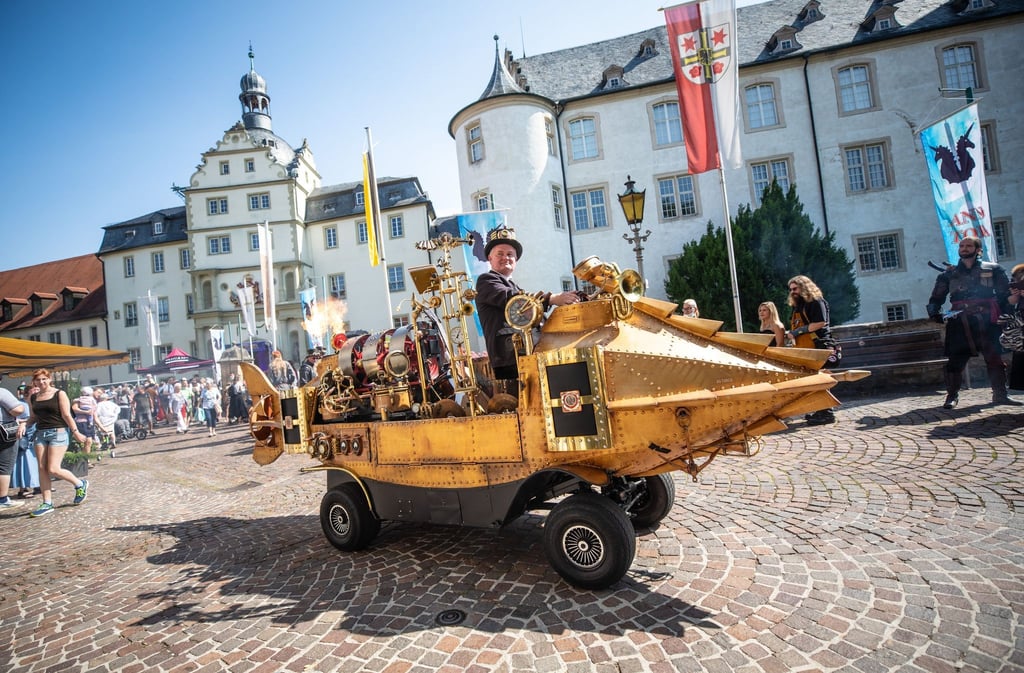 Im „Steam-Punk“-Stil: mit einem Fantasy-Fahrzeug durch Bad Mergentheim.