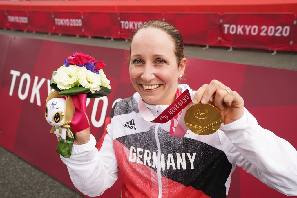 Nach ihrem Sieg strahlt Annika Zeyen mit ihrer Goldmedaille.