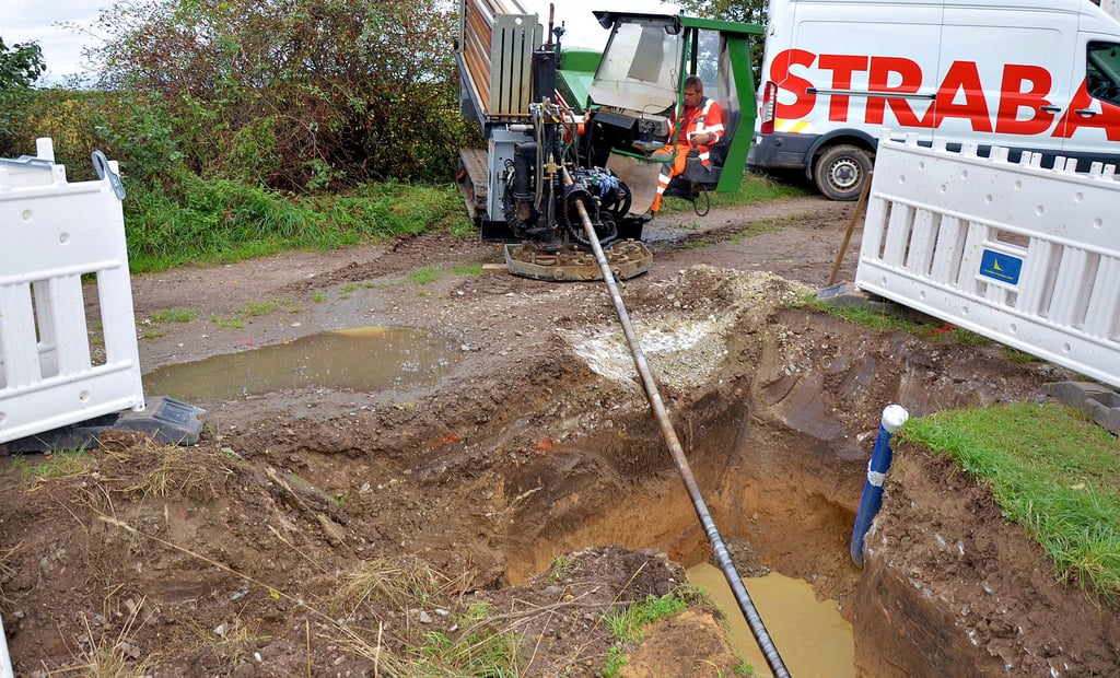 Bauarbeiten zum Trinkwasser-Anschluss zur Siedlung ?Am Steinbruch?. Seit Ende August 2021 wird eine 1,3 Kilometer lange Leitung verlegt. Die Kosten belaufen sich auf rund 160.000 Euro.
