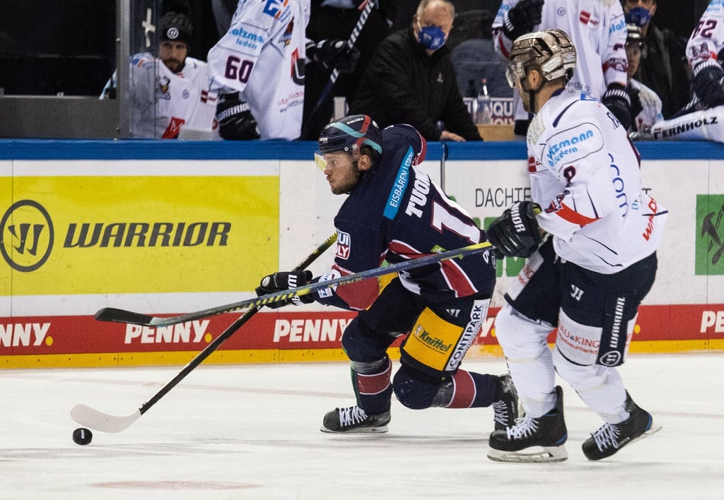 Eisbären-Profi Parker Tuomie (l) wurde für drei Monate gesperrt.