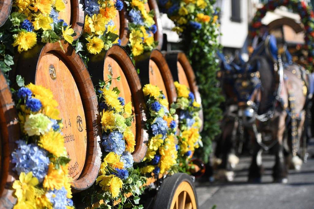 Brauereigespanne stehen zum Start der "WirtshausWiesn 2021" am Viktualienmarkt.