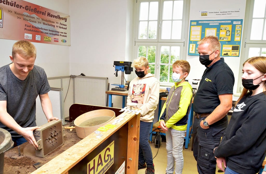Lasse Schulze von der Schülerfirma Havelberger Alu-Guss zeigt den Gästen eine Gussform, in welche er wenig später 900 Grad Celsius heißes flüssiges Aluminium einfüllen wird.